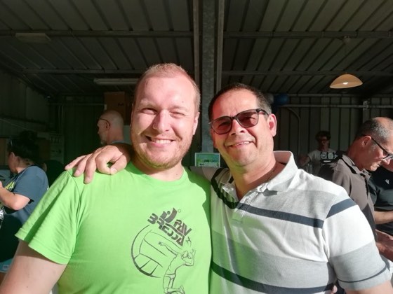 Due sostenitori del PavBressa sorridono con la maglia verde del club