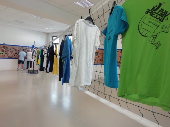 Le maglie storiche del club appese alla rete da pallavolo, in mostra per l'anniversario