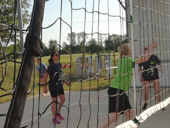 Partita di beach volley sul campo all'aperto vista attraverso la rete