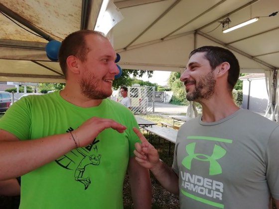 Due amici scherzano sotto il tendone della festa