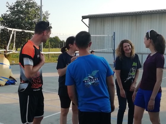 Atleti e allenatori si confrontano a bordo del campo all'aperto