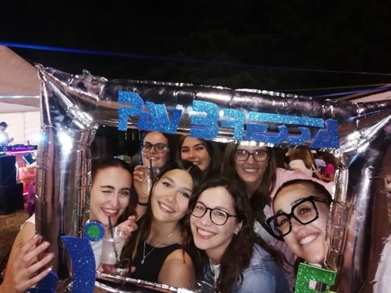 Gruppo di atlete stretto nella cornice luminosa del photo booth