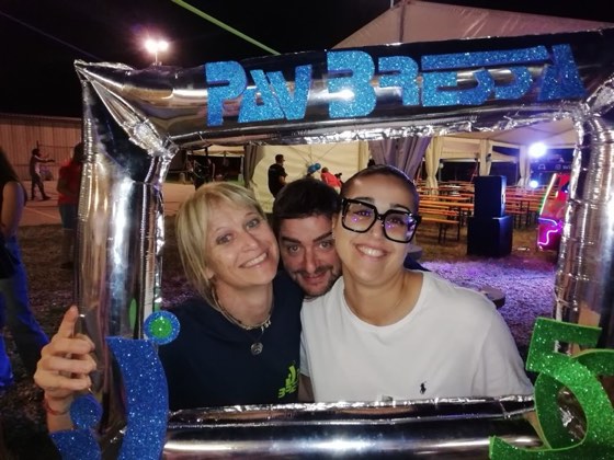 Tre soci si stringono nella cornice del 50° durante la serata