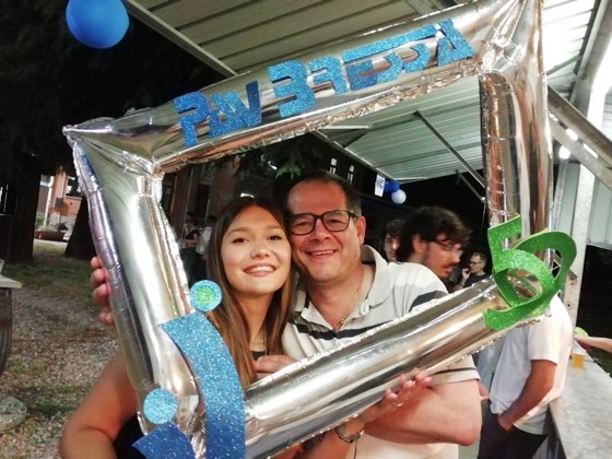 Padre e figlia inquadrati nella cornice gonfiabile del cinquantesimo