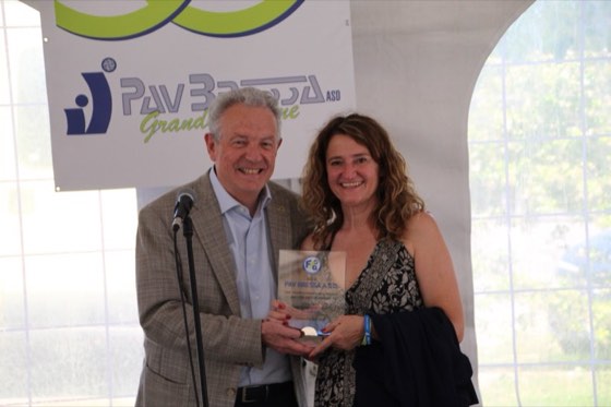 Consegna della targa FIPAV alla presidente del PavBressa sotto il tendone
