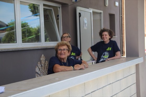 Le volontarie del club dietro il bancone del chiosco della festa