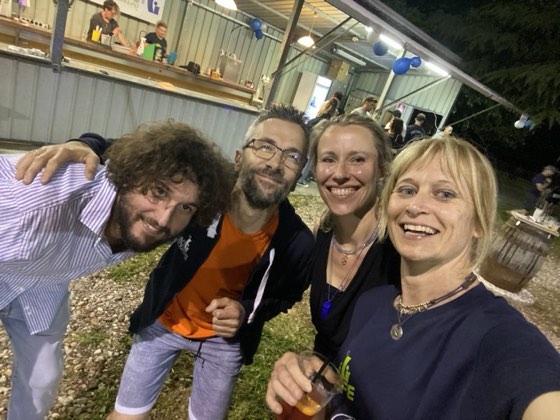 Selfie di gruppo davanti al chiosco a festa iniziata