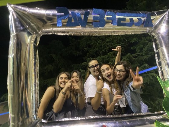 Quattro ragazze nella cornice gonfiabile PavBressa durante la serata