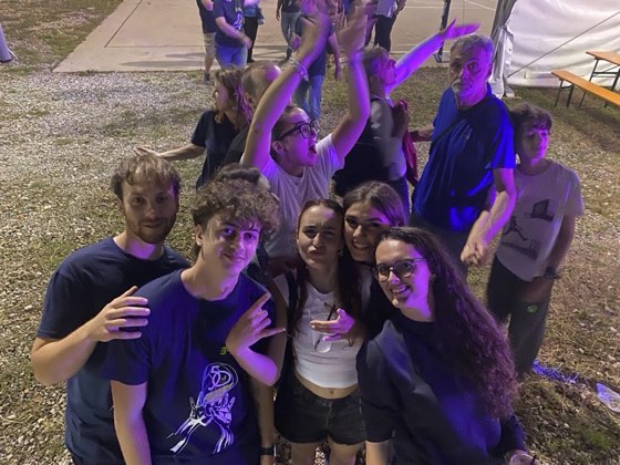Ragazzi e ragazze ballano sotto le luci colorate della serata
