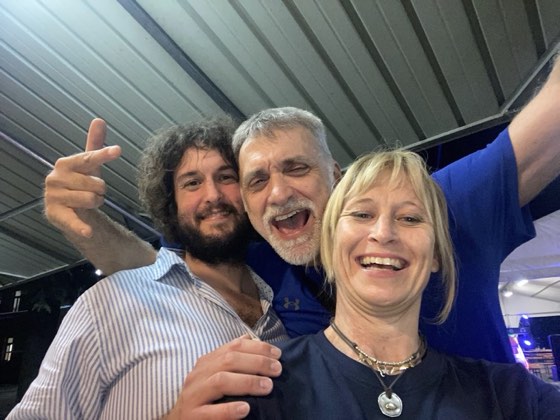 Selfie di gruppo tra sorrisi e risate sotto il tendone illuminato