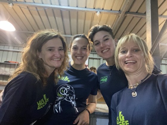 Quattro volontarie in maglia PavBressa sorridono a fine serata