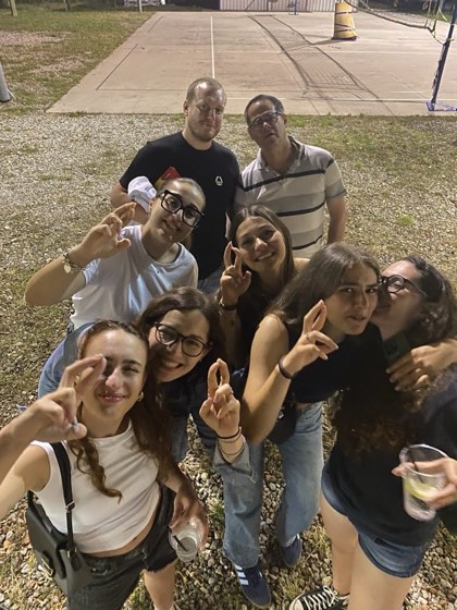 Gruppo di atlete e allenatori a bordo campo durante la serata di festa
