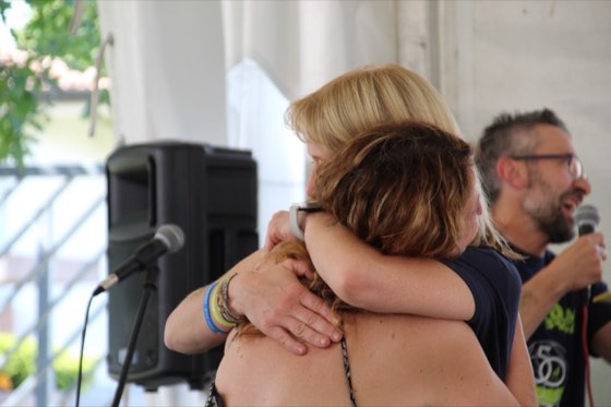 Un abbraccio commosso sul palco durante i ringraziamenti