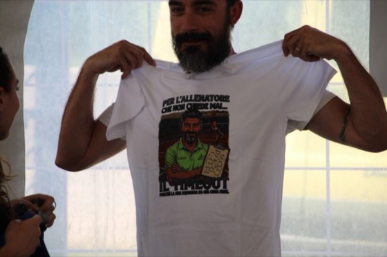 Un allenatore mostra la maglietta regalo dedicata a chi non chiede mai il timeout