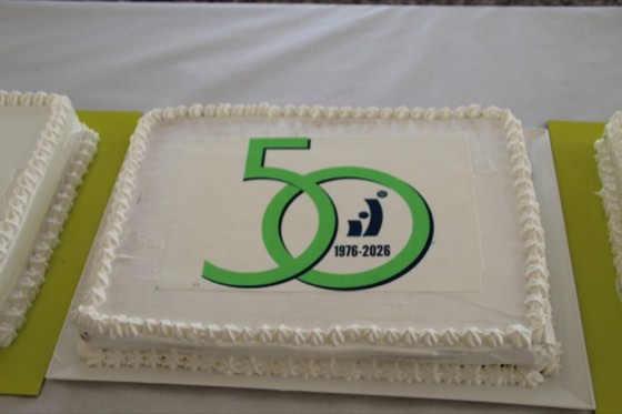 La torta del 50° anniversario con il logo 1976-2026