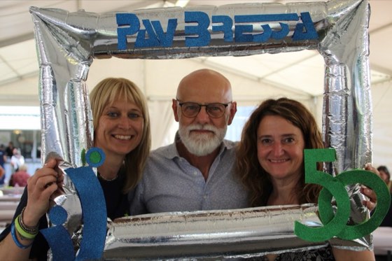 Tre soci del PavBressa posano dentro la cornice celebrativa del 50°